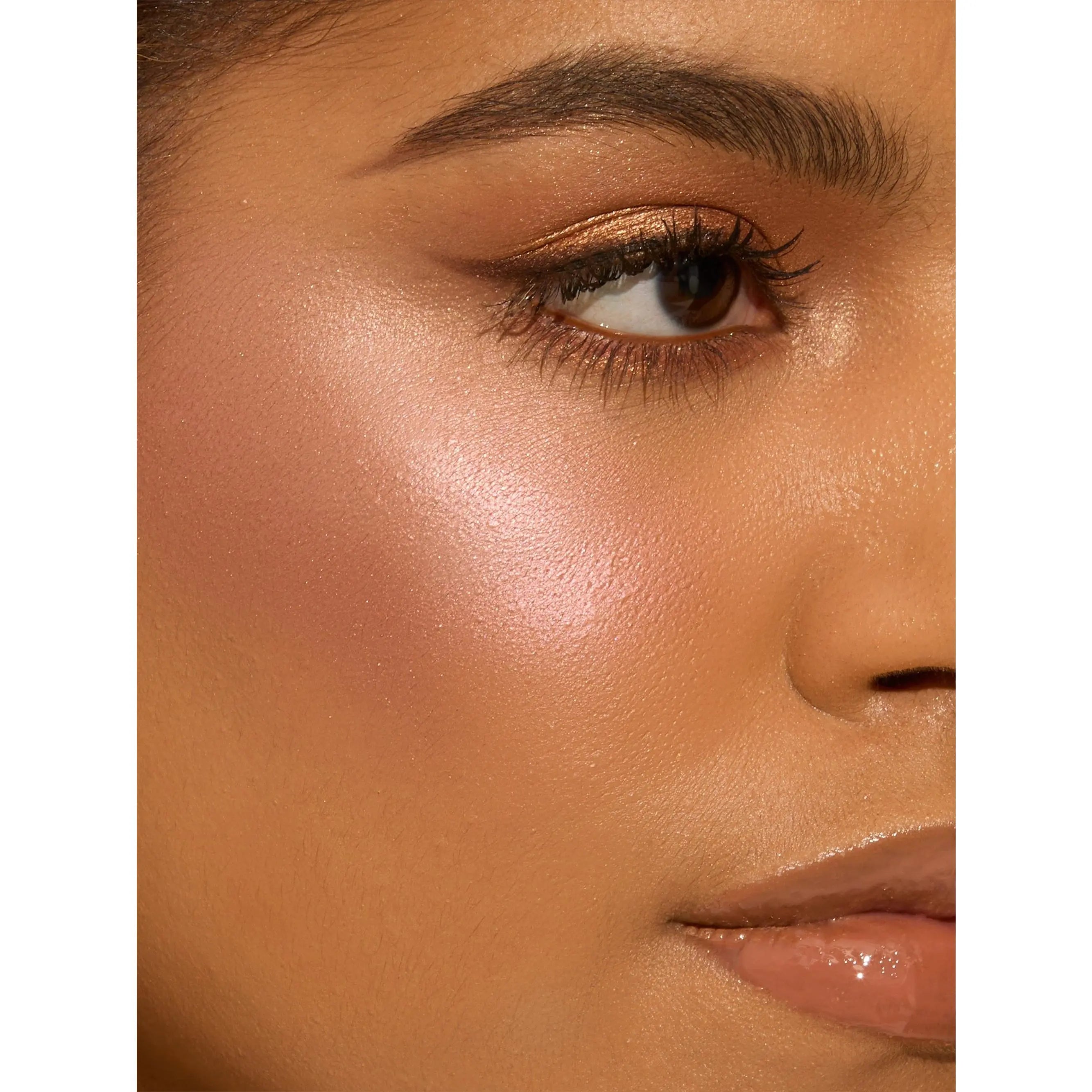 Multi-Use Glow Palette – Silky Highlighter for Face & Eyes